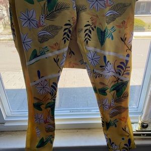 Zyia Yellow Floral Reflective Light n Tight leggings